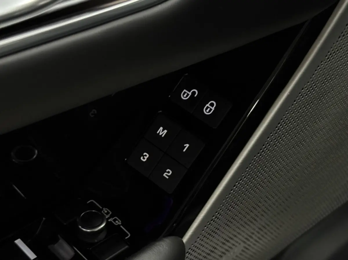 3.0 V6 SC AWD R-Dynamic HSE