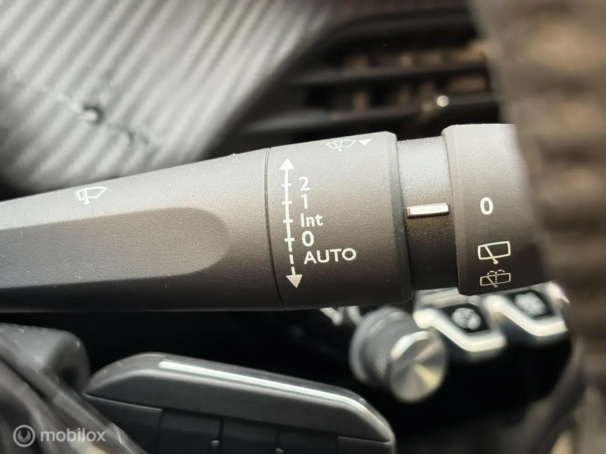1.2 PureTech 100 Style 100 PK Clima / FM nav / LM / camera / 20.608 KM!!!