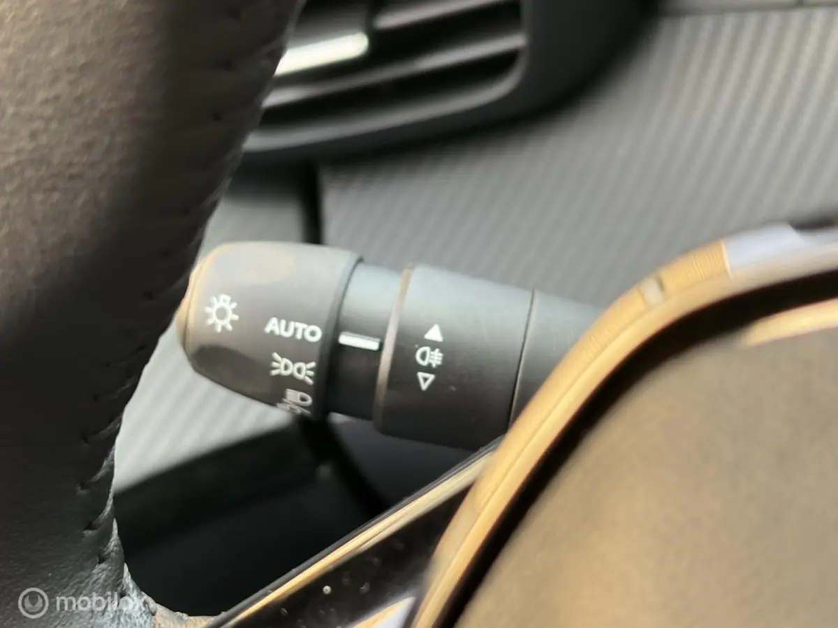 1.2 PureTech 100 Style 100 PK Clima / FM nav / LM / camera / 20.608 KM!!!
