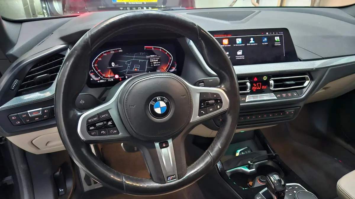 220i High Executive | M-pakket | Pano | Head-Up | Harman Kardon | Camera