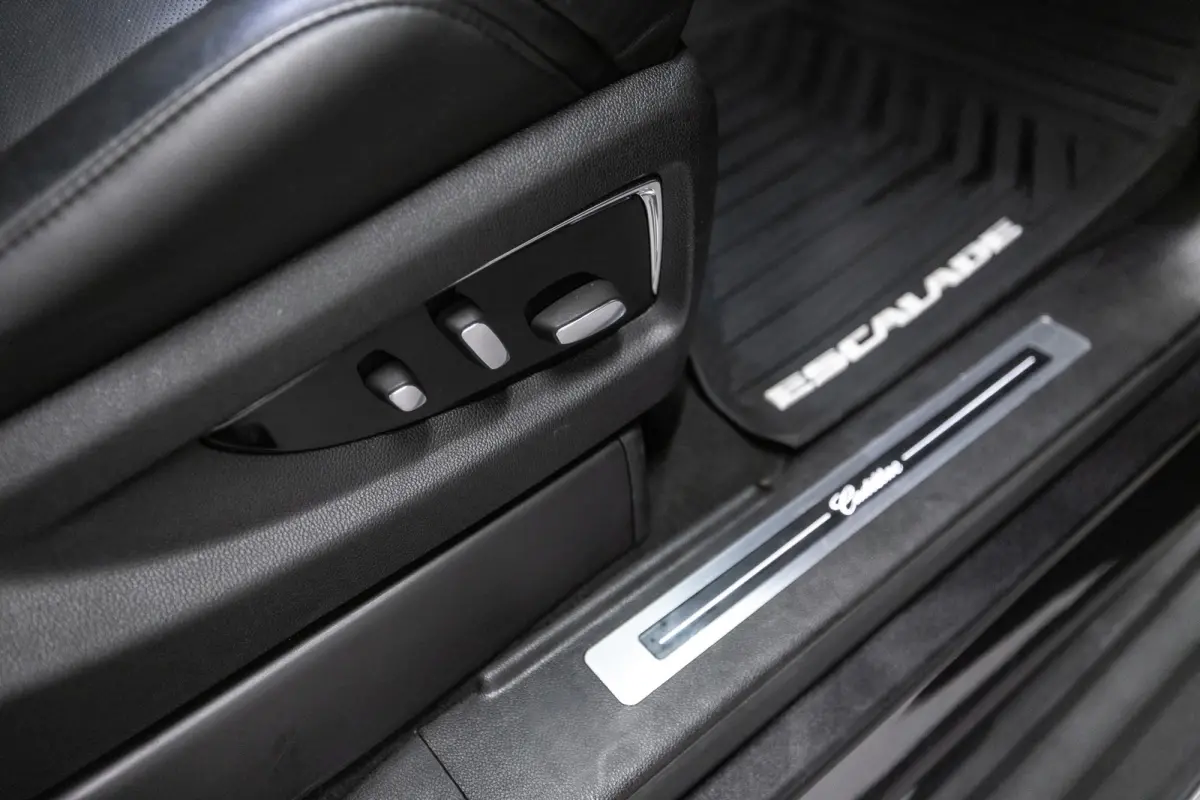 6.2 V8 Platinum 6 persoonsuitvoering (€ 35.495,87 Ex B.T.W) captain chairs