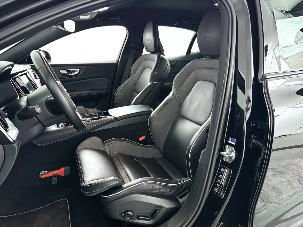 T6 AWD Twin Engine R-Design | Parkeercamera | Stoelverwarming | Cruise control | Navigatie