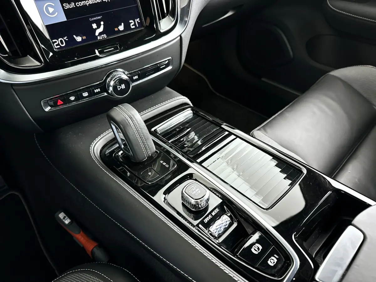 T6 AWD Twin Engine R-Design | Parkeercamera | Stoelverwarming | Cruise control | Navigatie