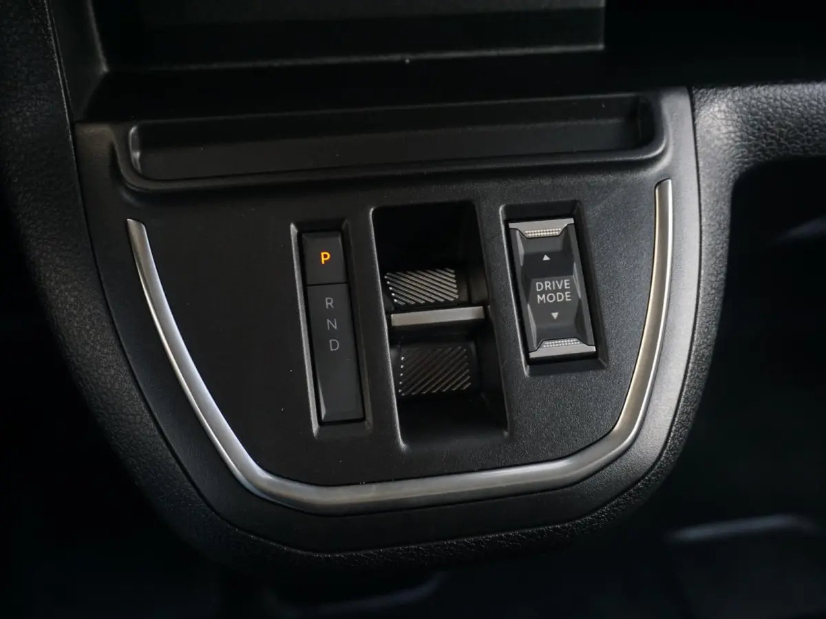 Electric L3 75 kWh | 0% rente | tot 8 jaar garantie | Apple Carplay | achteruitrijcamera | Comfort tussenschot | RAL1032