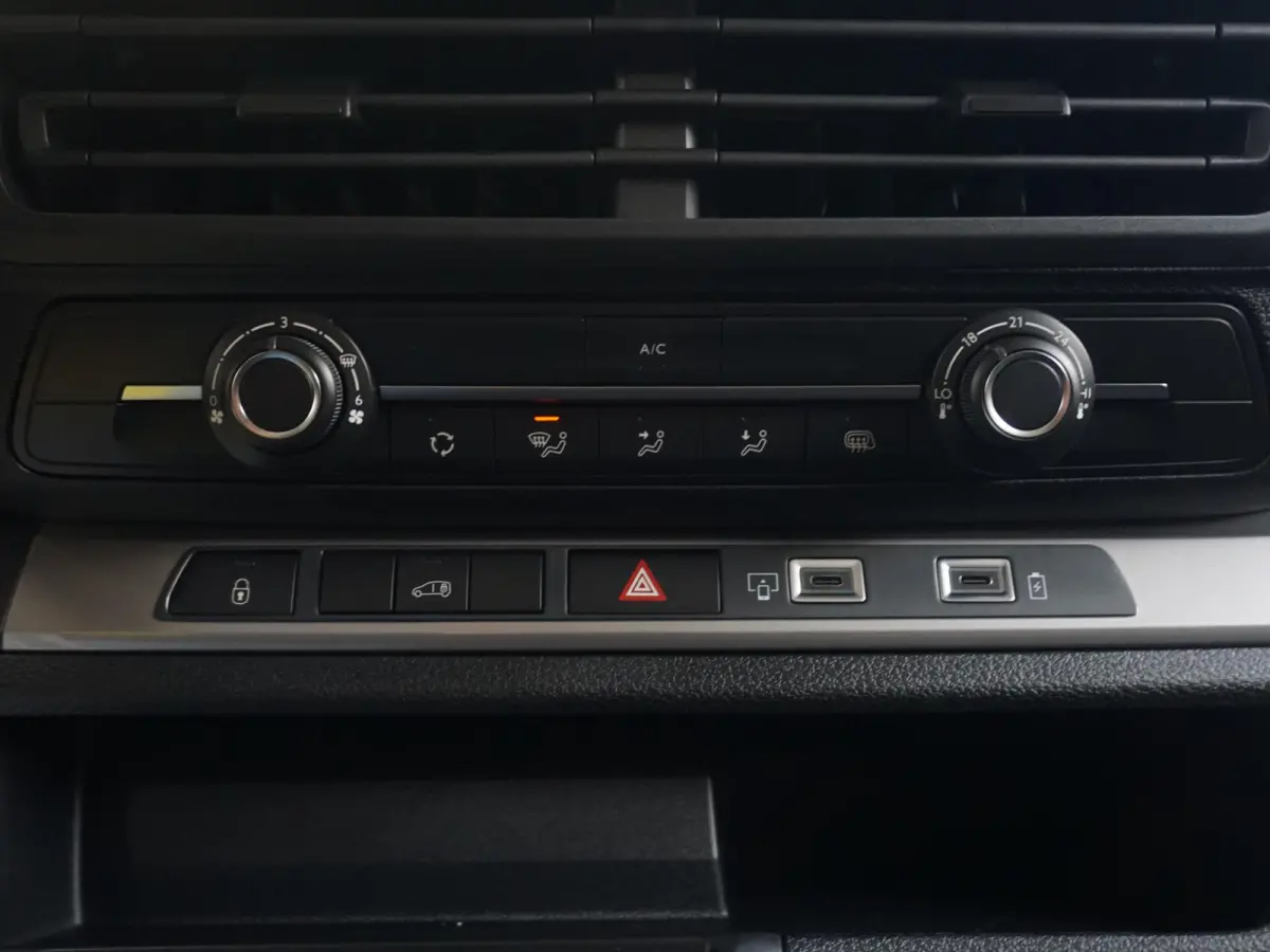 Electric L3 75 kWh | 0% rente | tot 8 jaar garantie | Apple Carplay | achteruitrijcamera | Comfort tussenschot | RAL1032