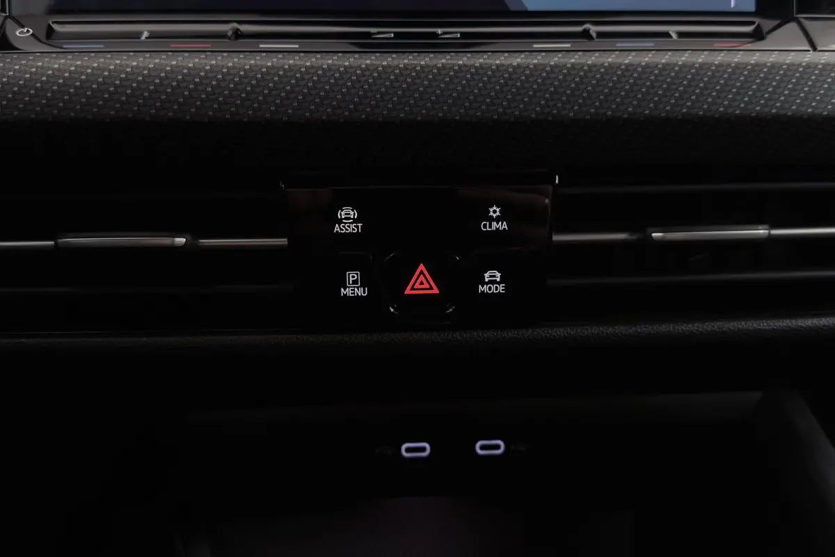 1.5 eTSI R-Line | Org NL | CarPlay | Climate Control | Stoel-/Stuurverwarming | Sportstoelen |