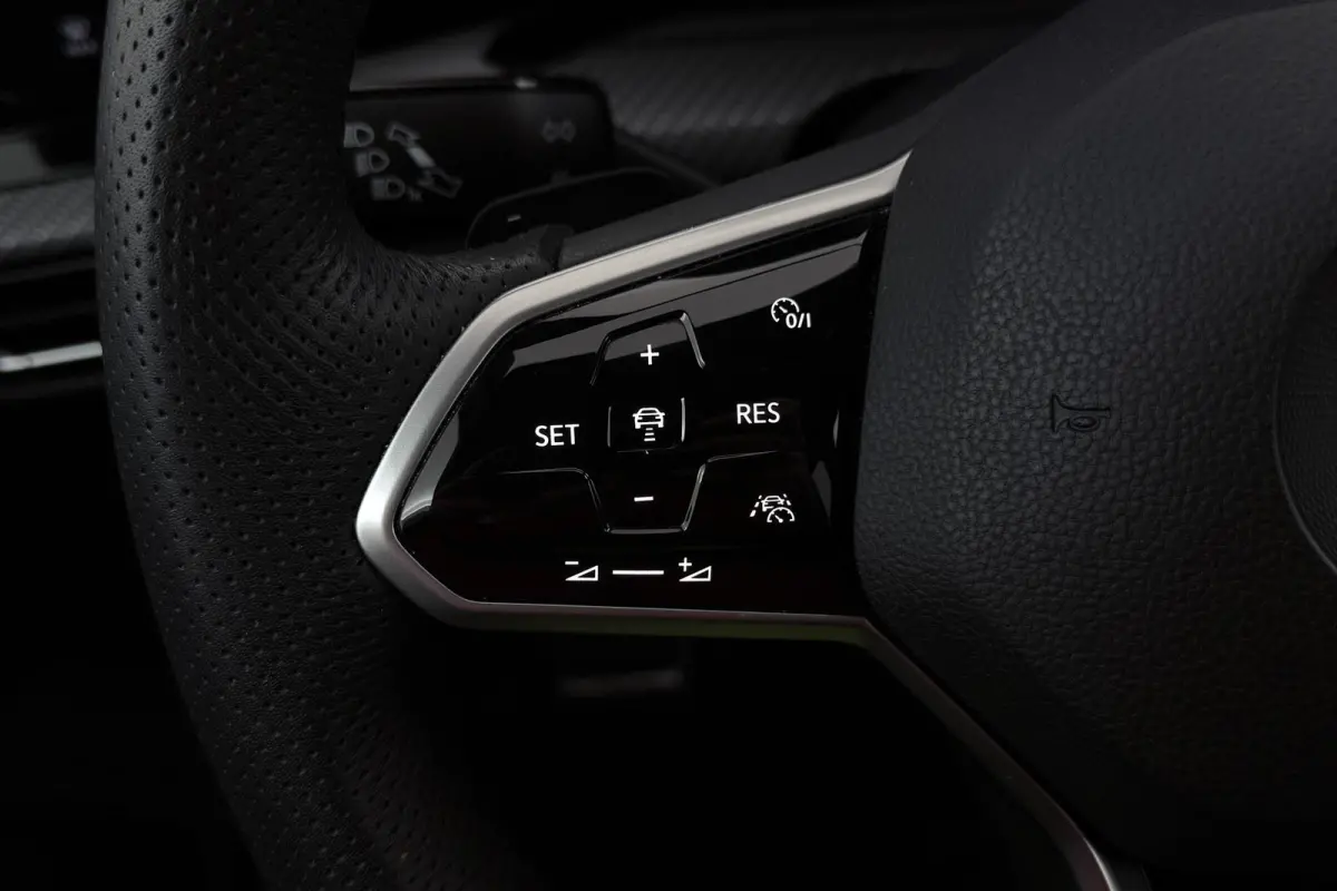 1.5 eTSI R-Line | Org NL | CarPlay | Climate Control | Stoel-/Stuurverwarming | Sportstoelen |
