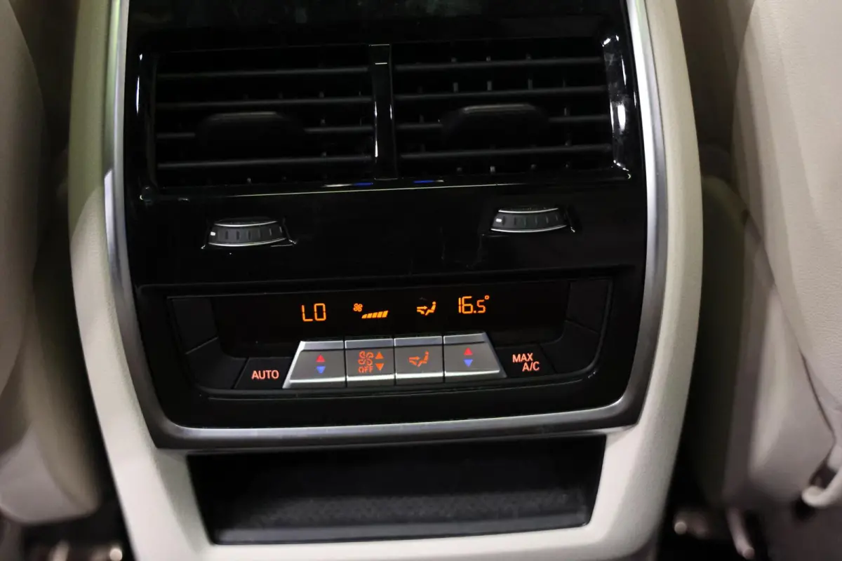 xDrive45e PANORAMA SKY LOUNGE TREKHAAK MASSAGE