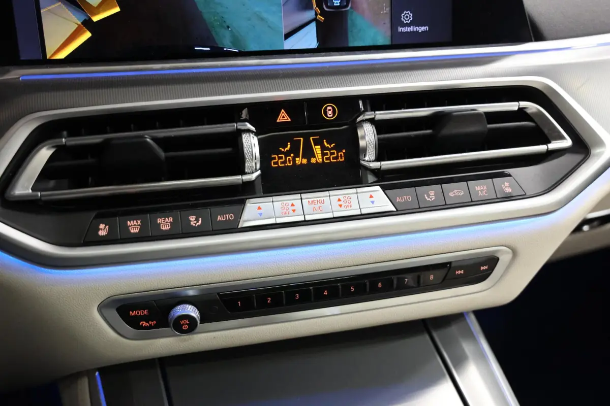 xDrive45e PANORAMA SKY LOUNGE TREKHAAK MASSAGE