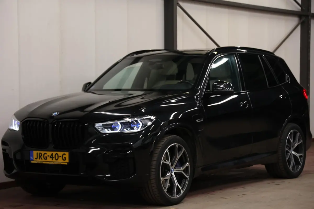 xDrive45e PANORAMA SKY LOUNGE TREKHAAK MASSAGE