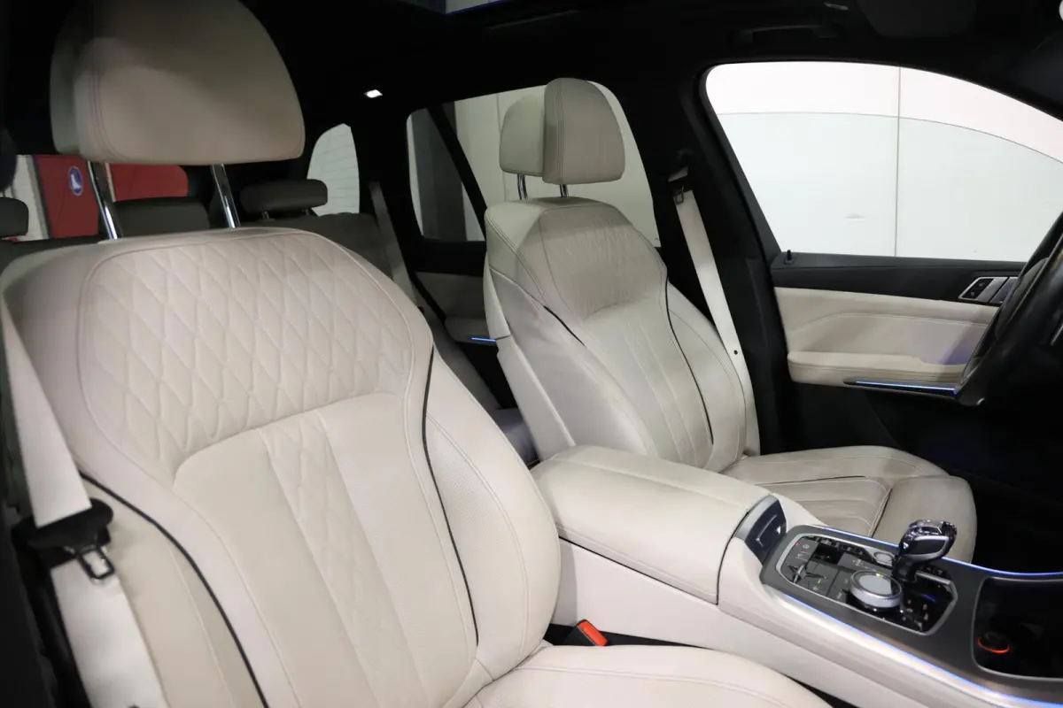 xDrive45e PANORAMA SKY LOUNGE TREKHAAK MASSAGE