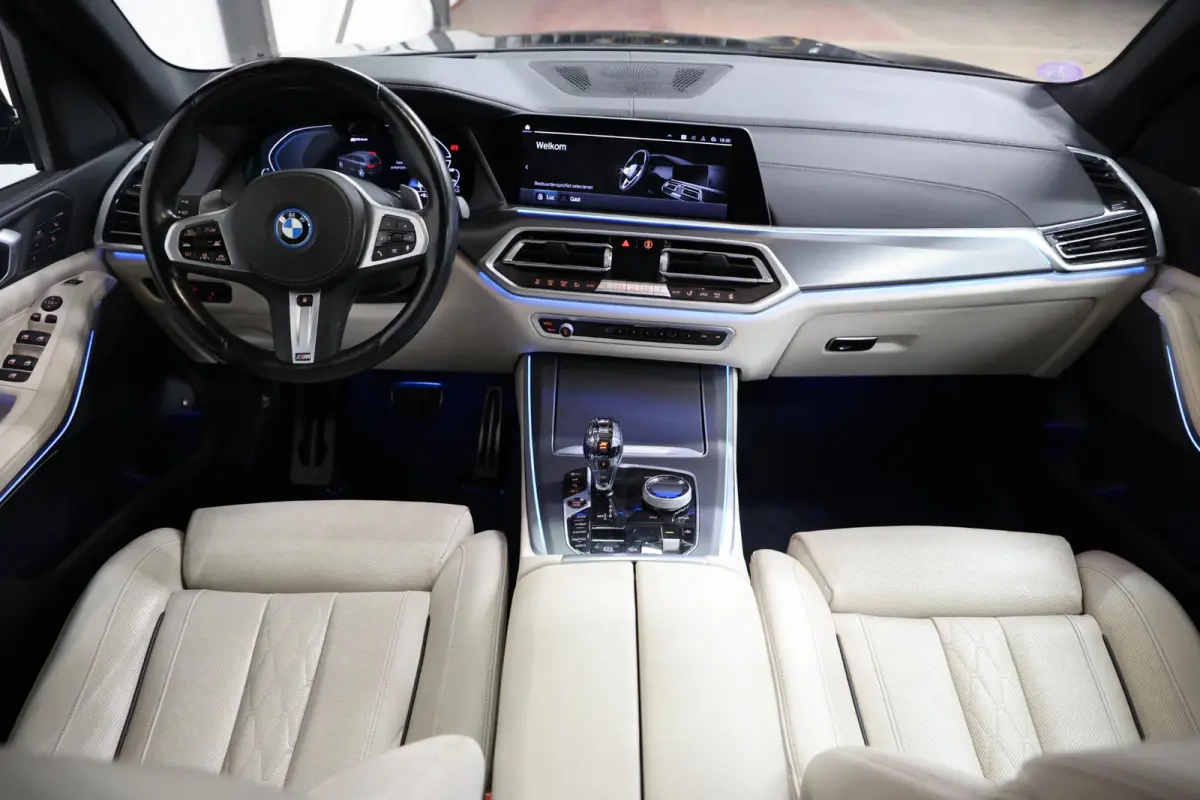 xDrive45e PANORAMA SKY LOUNGE TREKHAAK MASSAGE
