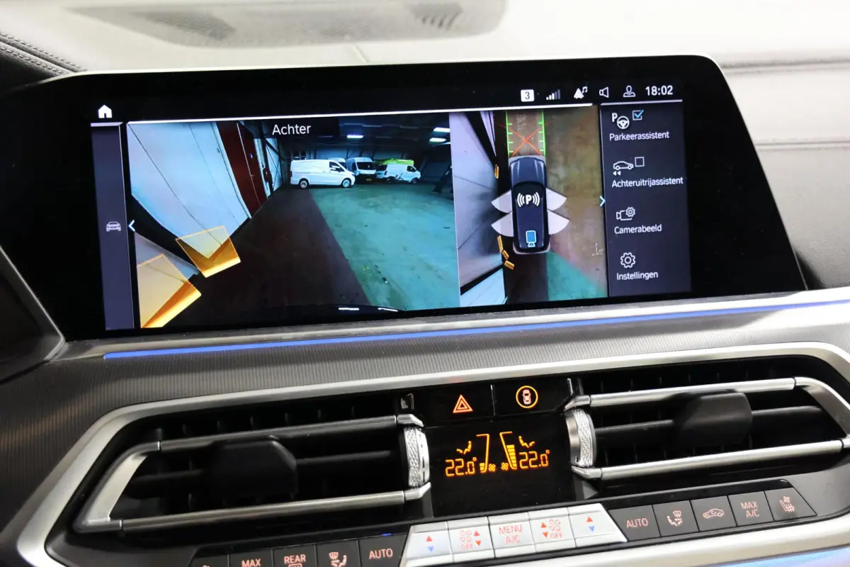 xDrive45e PANORAMA SKY LOUNGE TREKHAAK MASSAGE