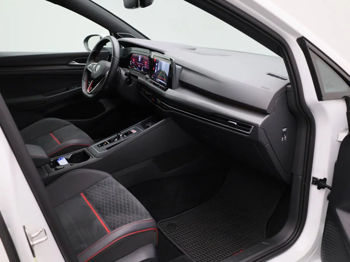 2.0 TSI GTI Clubsport 301 PK| Panoramadak | LED Matrix | Head-Up-Display | Stoelverwarming | Navigatie | Stuurwielverwarming | Achteruitrijcamera | Apple Carplay Draadloos