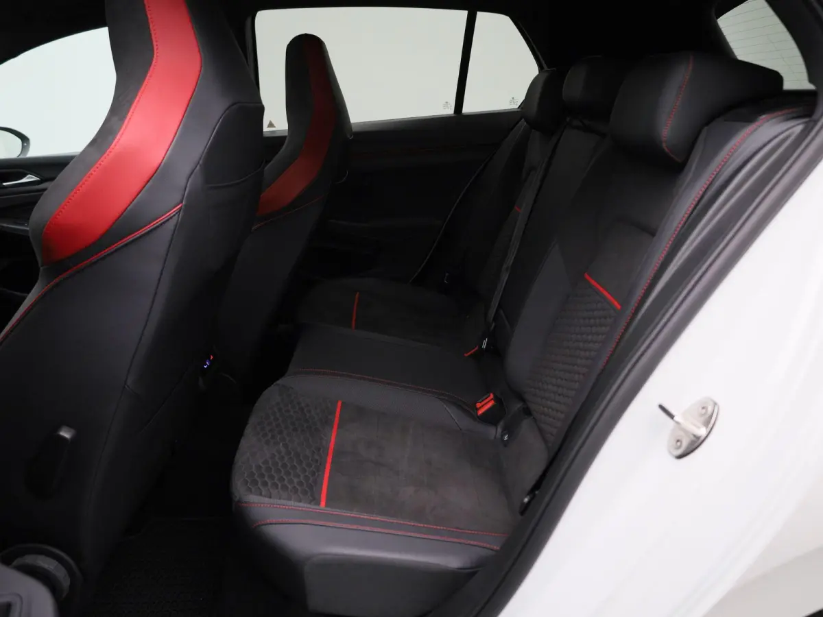 2.0 TSI GTI Clubsport 301 PK| Panoramadak | LED Matrix | Head-Up-Display | Stoelverwarming | Navigatie | Stuurwielverwarming | Achteruitrijcamera | Apple Carplay Draadloos