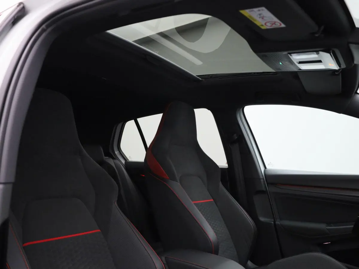 2.0 TSI GTI Clubsport 301 PK| Panoramadak | LED Matrix | Head-Up-Display | Stoelverwarming | Navigatie | Stuurwielverwarming | Achteruitrijcamera | Apple Carplay Draadloos