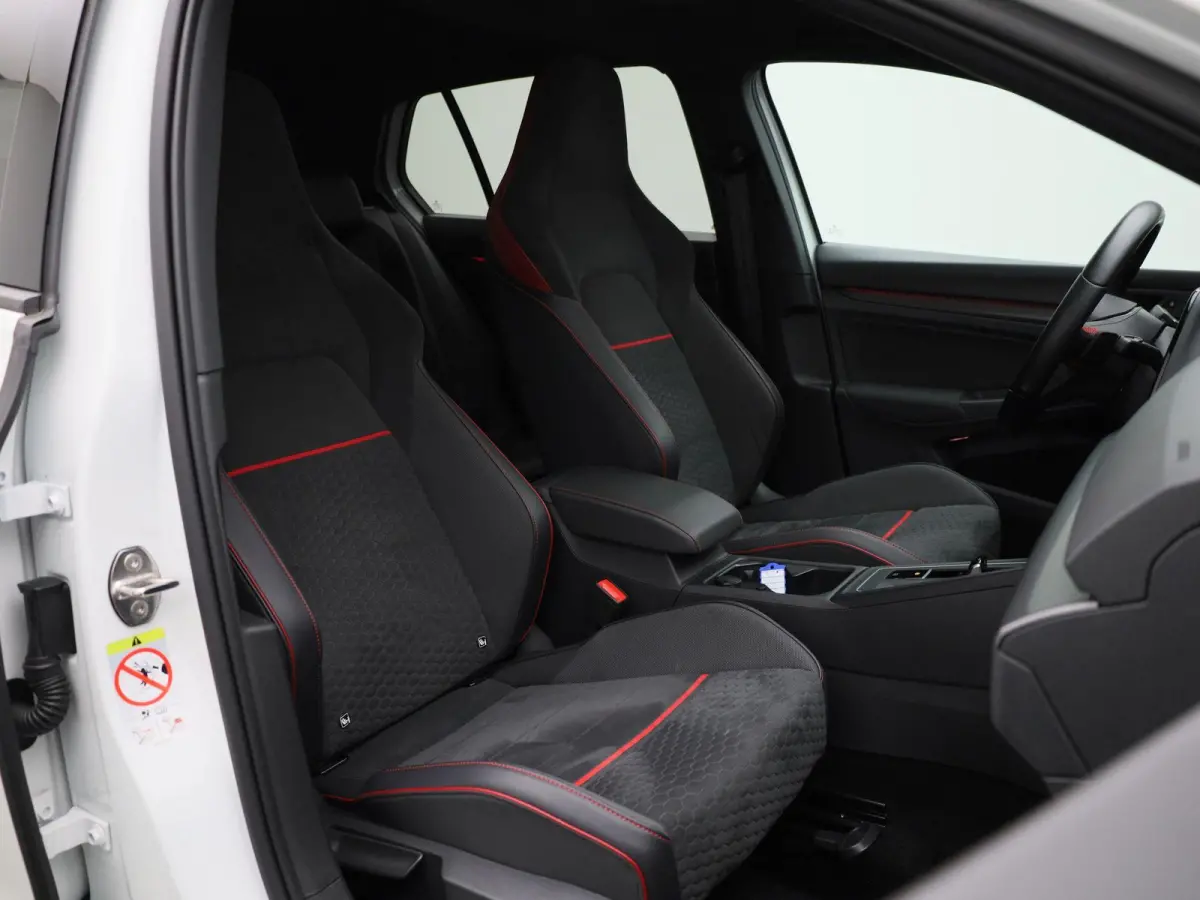 2.0 TSI GTI Clubsport 301 PK| Panoramadak | LED Matrix | Head-Up-Display | Stoelverwarming | Navigatie | Stuurwielverwarming | Achteruitrijcamera | Apple Carplay Draadloos