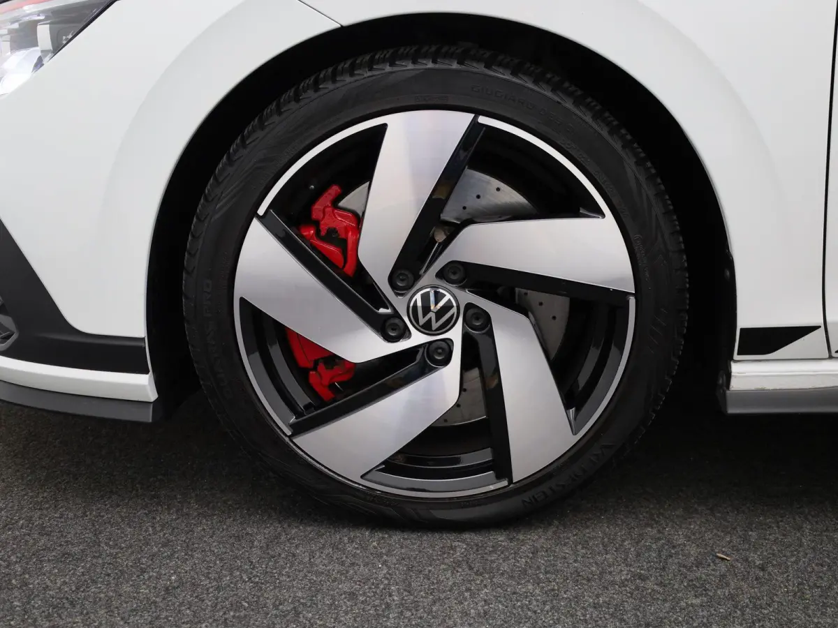 2.0 TSI GTI Clubsport 301 PK| Panoramadak | LED Matrix | Head-Up-Display | Stoelverwarming | Navigatie | Stuurwielverwarming | Achteruitrijcamera | Apple Carplay Draadloos
