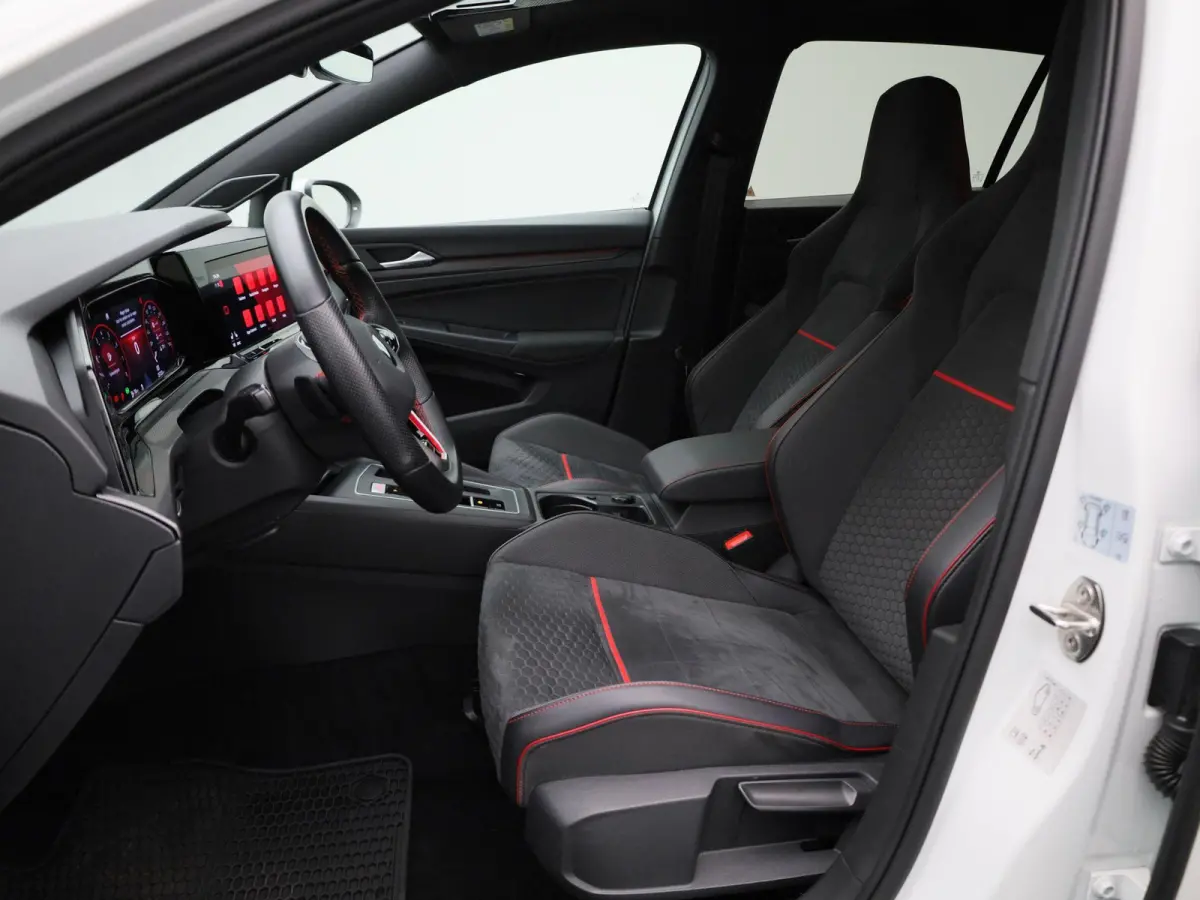 2.0 TSI GTI Clubsport 301 PK| Panoramadak | LED Matrix | Head-Up-Display | Stoelverwarming | Navigatie | Stuurwielverwarming | Achteruitrijcamera | Apple Carplay Draadloos