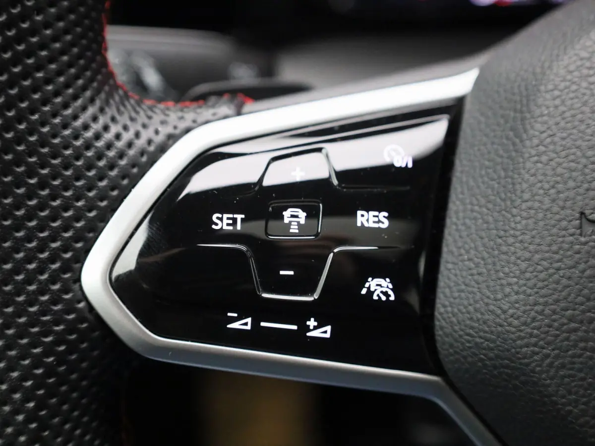 2.0 TSI GTI Clubsport 301 PK| Panoramadak | LED Matrix | Head-Up-Display | Stoelverwarming | Navigatie | Stuurwielverwarming | Achteruitrijcamera | Apple Carplay Draadloos