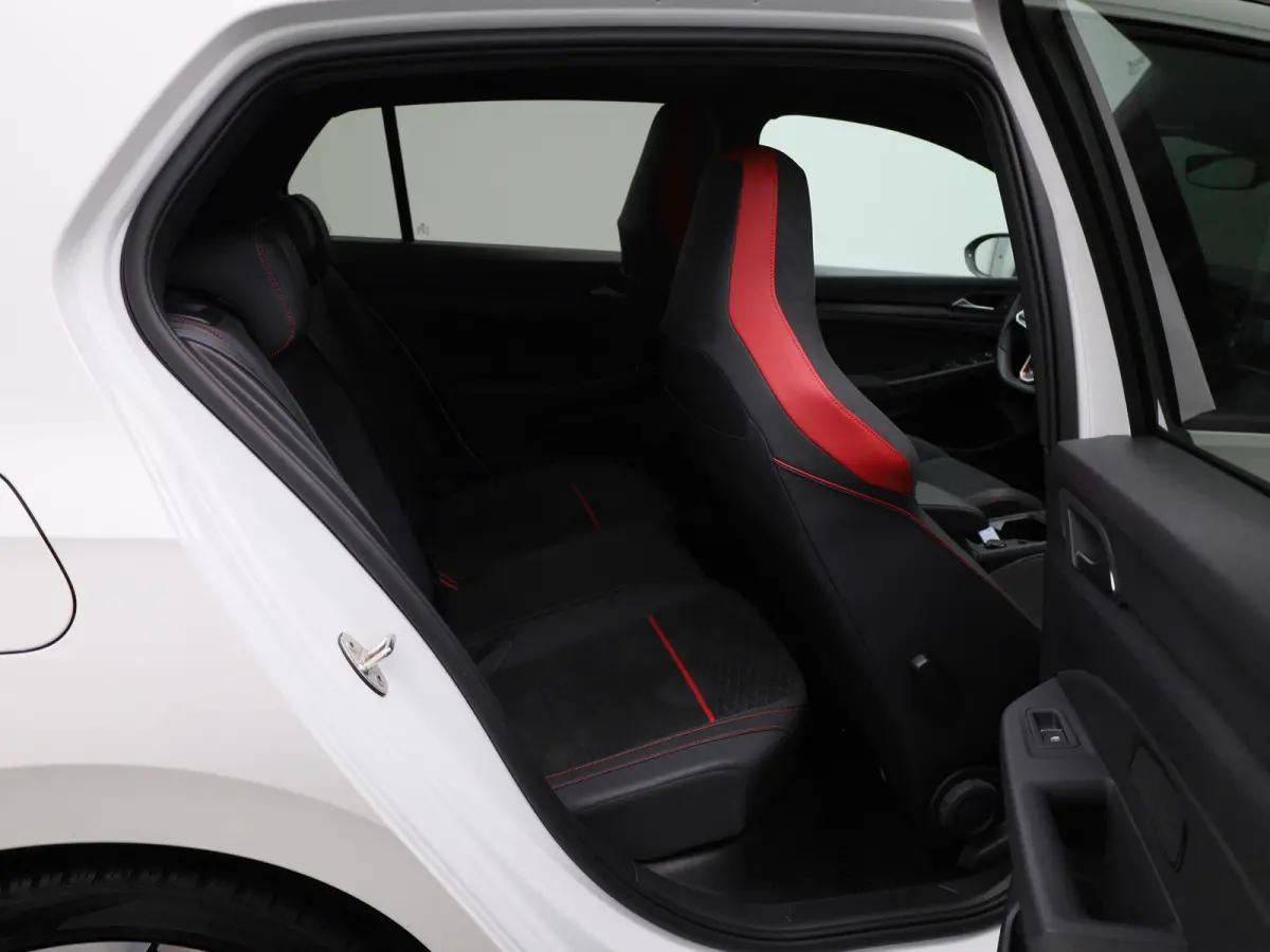 2.0 TSI GTI Clubsport 301 PK| Panoramadak | LED Matrix | Head-Up-Display | Stoelverwarming | Navigatie | Stuurwielverwarming | Achteruitrijcamera | Apple Carplay Draadloos