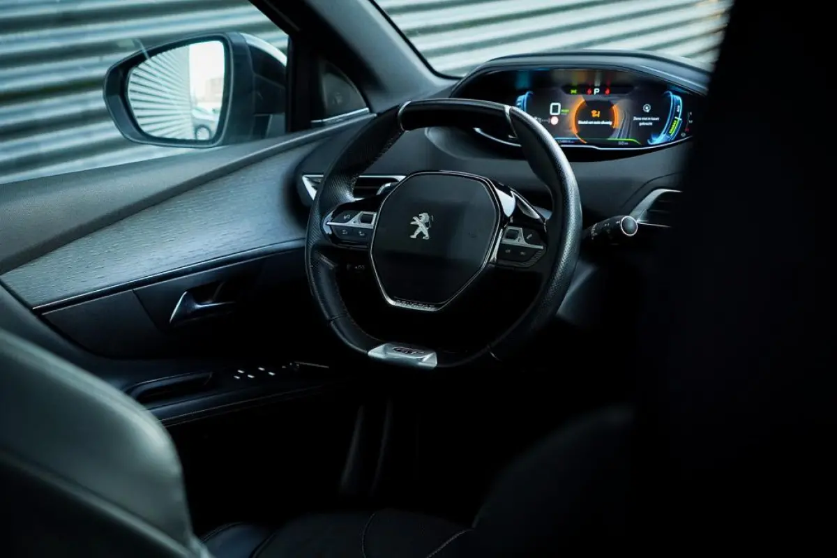 1.6 HYbrid4 300 Première Pack Avantage GT / Pano / Stoelverwarming / Leder / Massage