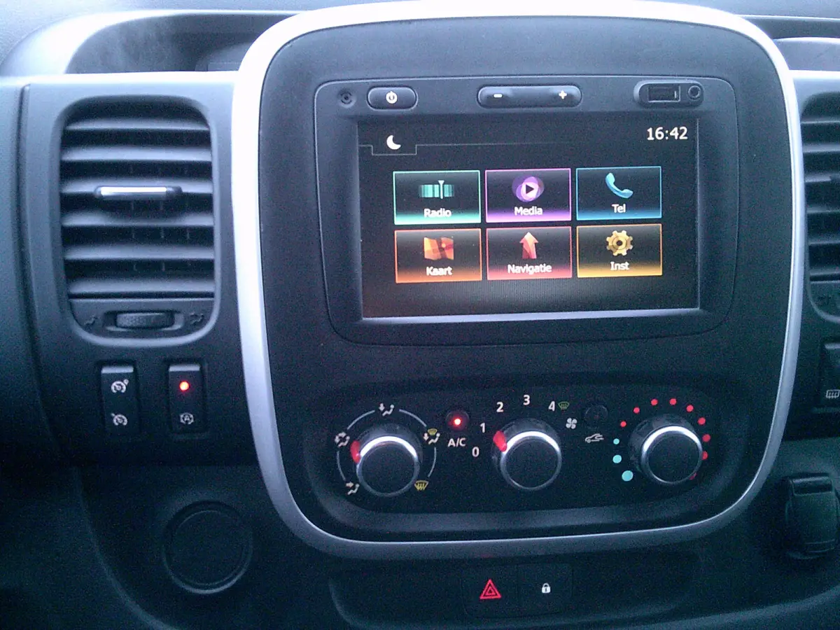 1.6 dCi 95 T29 L2H1 Comfort VOORZIEN VAN AIRCO+CRUISE+TREKHAAK !!!