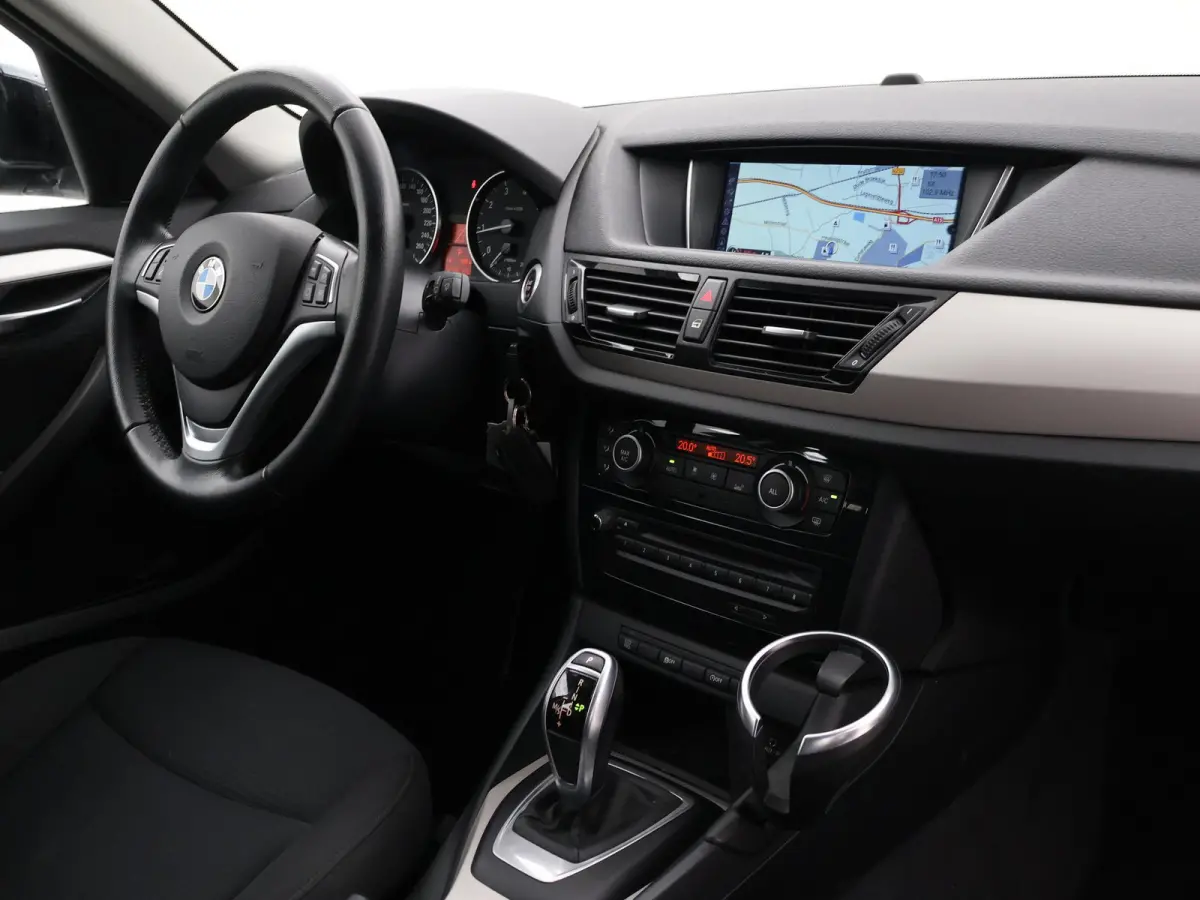 sDrive20i 184 PK AUT. ORIG. NL *94.700 KM* + TREKHAAK | NAVI PRO | MINERALGRAU