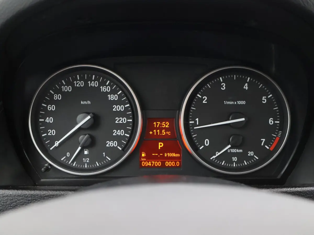 sDrive20i 184 PK AUT. ORIG. NL *94.700 KM* + TREKHAAK | NAVI PRO | MINERALGRAU