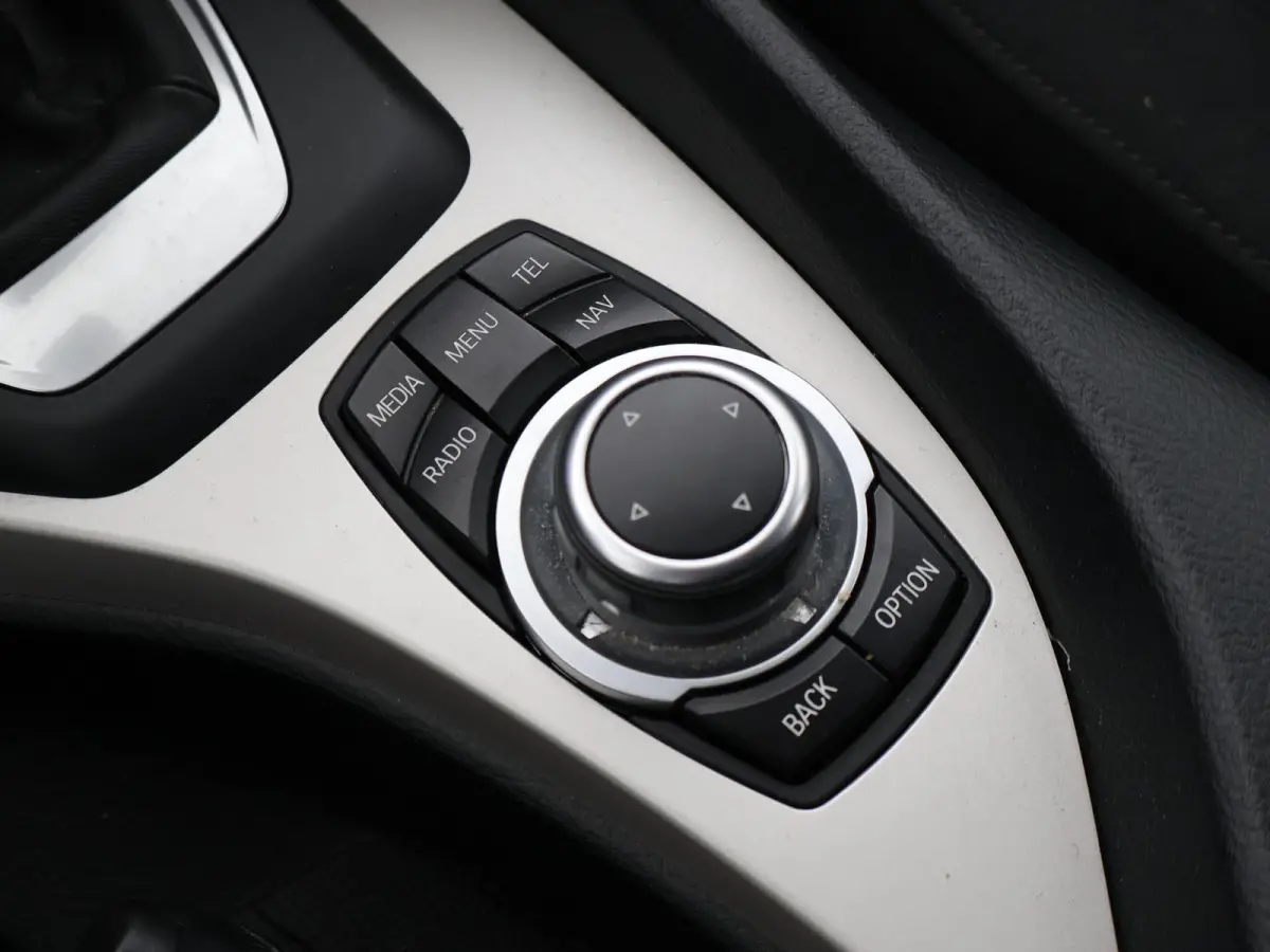 sDrive20i 184 PK AUT. ORIG. NL *94.700 KM* + TREKHAAK | NAVI PRO | MINERALGRAU