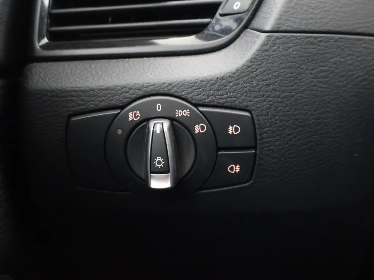 sDrive20i 184 PK AUT. ORIG. NL *94.700 KM* + TREKHAAK | NAVI PRO | MINERALGRAU