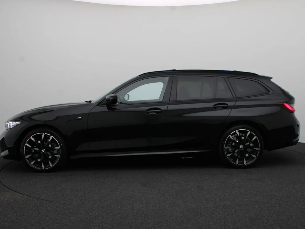 330e M Sport Edition | SoH 100% | Innovation Pack | Comfort Pack | Stuurwielrand Verwarmd | Trekhaak | Panoramdak | Elektrisch Verstelbare Sportstoelen | Driving Assistant | DAB | HiFi | 19'