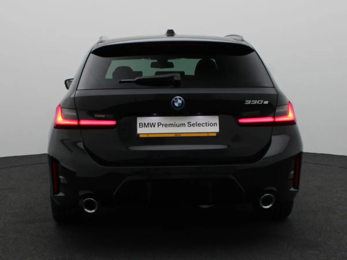 330e M Sport Edition | SoH 100% | Innovation Pack | Comfort Pack | Stuurwielrand Verwarmd | Trekhaak | Panoramdak | Elektrisch Verstelbare Sportstoelen | Driving Assistant | DAB | HiFi | 19'