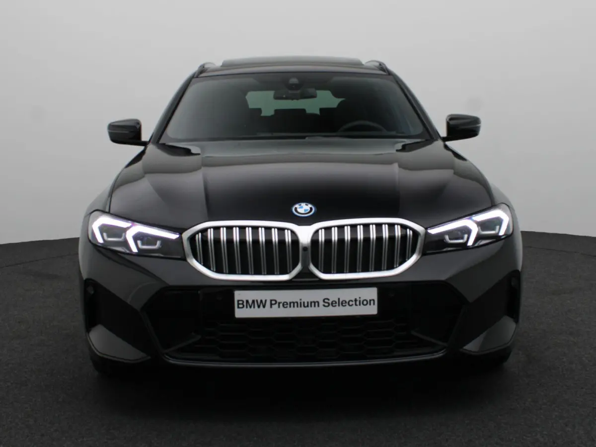 330e M Sport Edition | SoH 100% | Innovation Pack | Comfort Pack | Stuurwielrand Verwarmd | Trekhaak | Panoramdak | Elektrisch Verstelbare Sportstoelen | Driving Assistant | DAB | HiFi | 19'