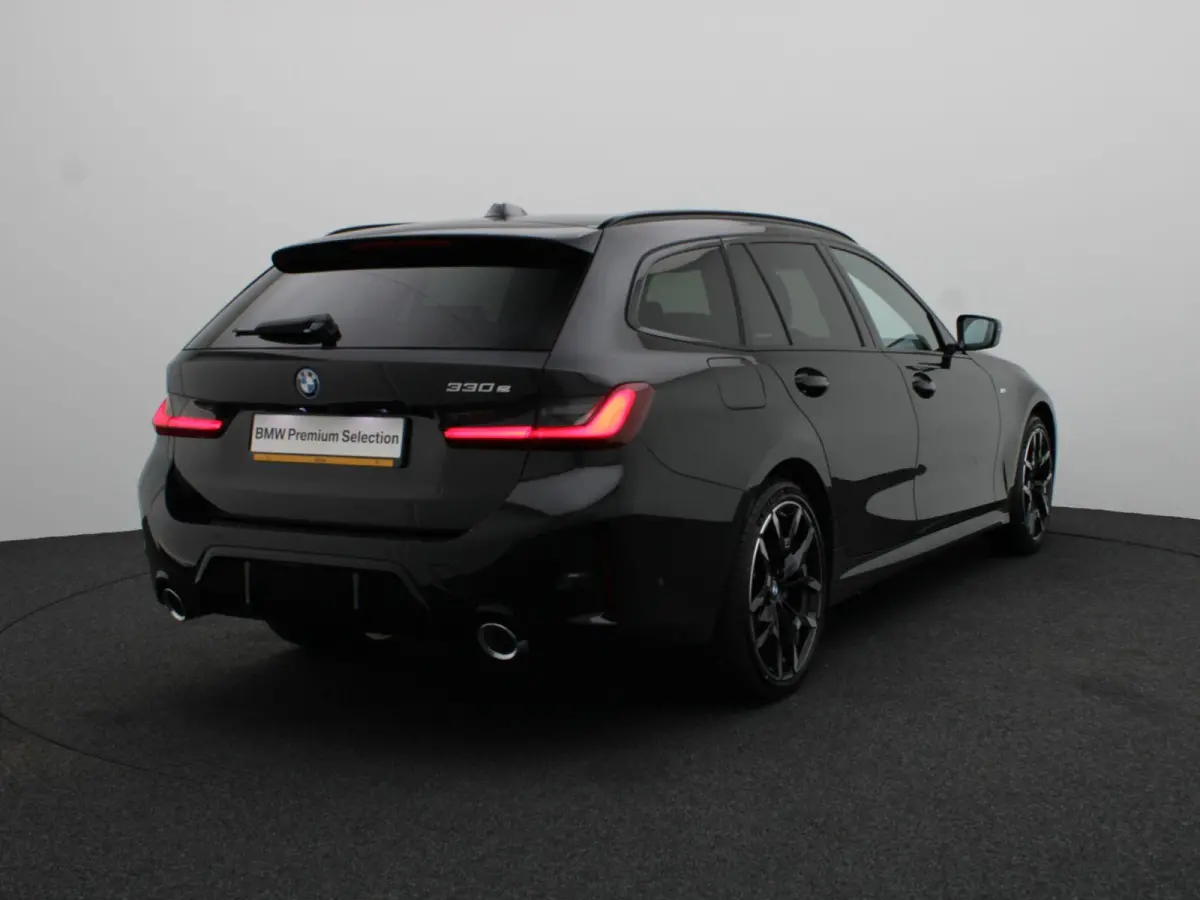 330e M Sport Edition | SoH 100% | Innovation Pack | Comfort Pack | Stuurwielrand Verwarmd | Trekhaak | Panoramdak | Elektrisch Verstelbare Sportstoelen | Driving Assistant | DAB | HiFi | 19'