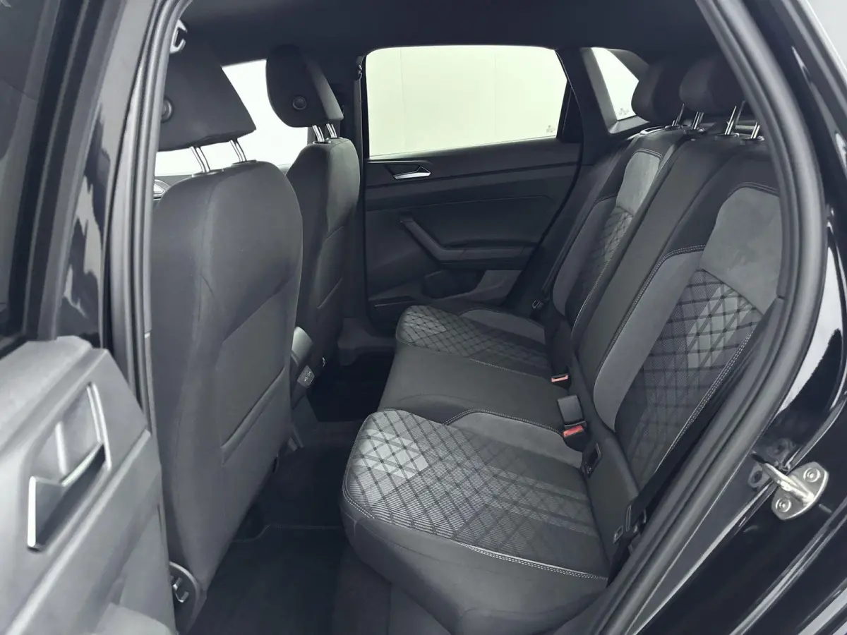 1.0 TSI R-Line Edition | 18 Inch Zwarte Velgen | Automaat | IQ.Light | Stoelverwarming | Parkeersensoren voor/achter | Adaptive cruise control | Apple carplay / android auto | Navigatie |