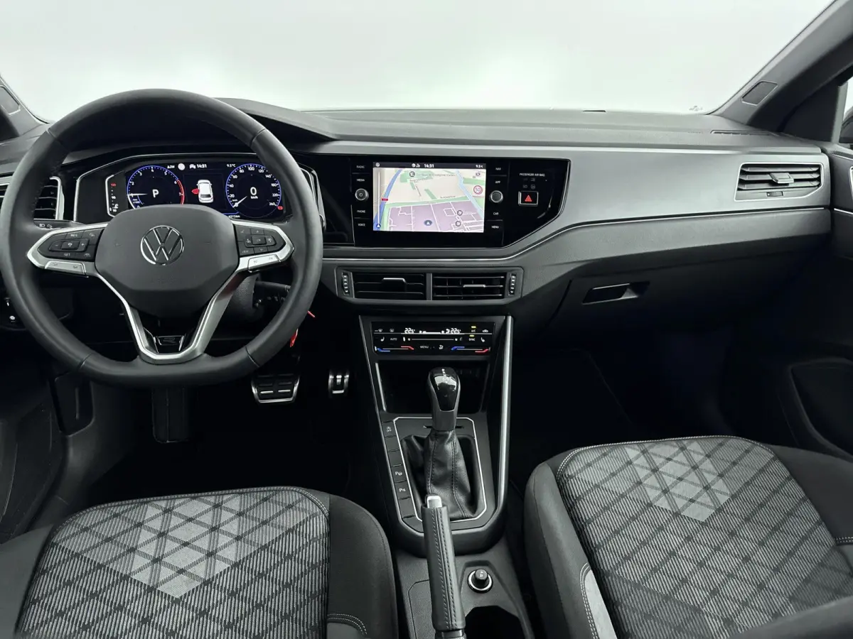 1.0 TSI R-Line Edition | 18 Inch Zwarte Velgen | Automaat | IQ.Light | Stoelverwarming | Parkeersensoren voor/achter | Adaptive cruise control | Apple carplay / android auto | Navigatie |