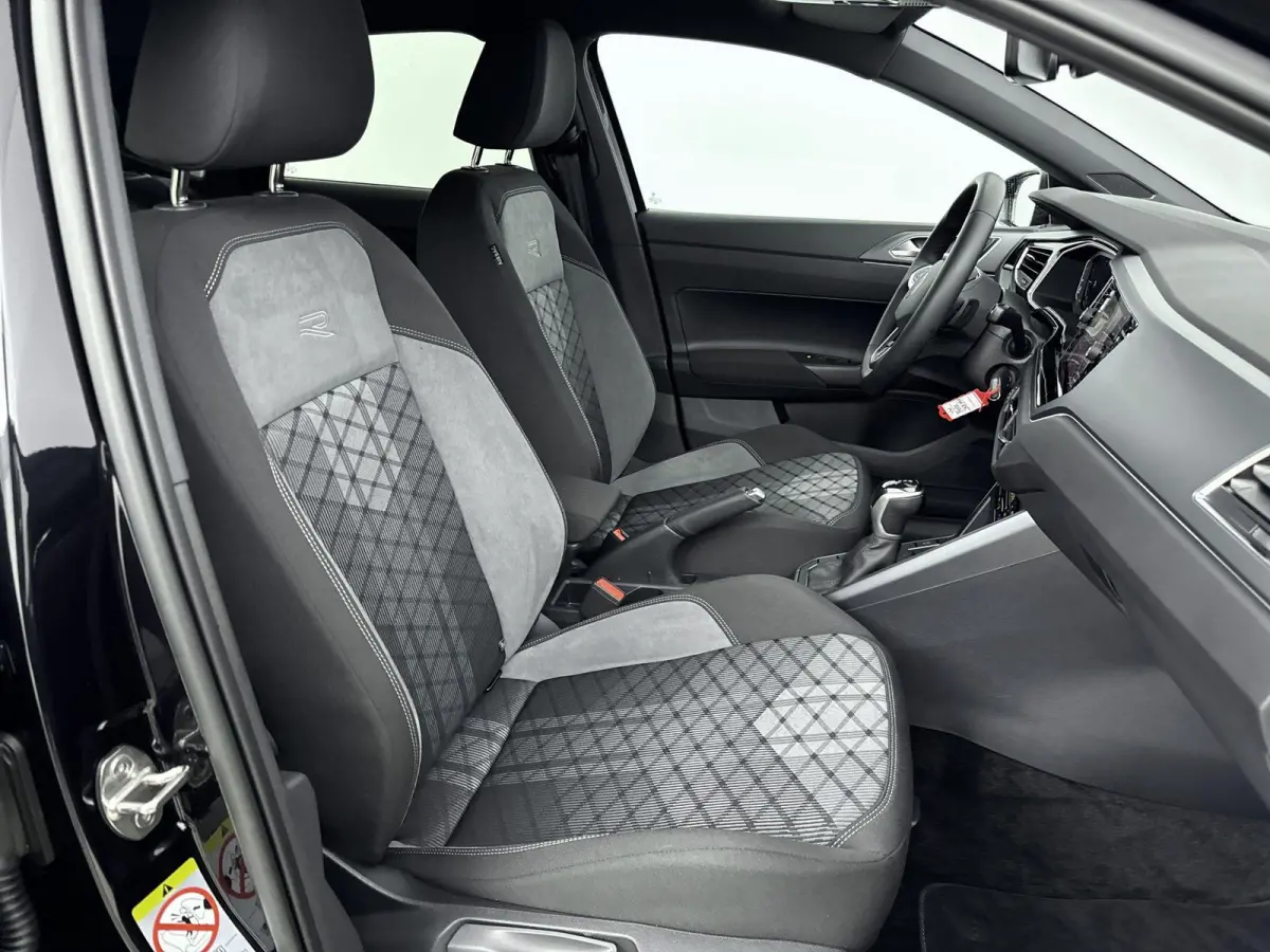 1.0 TSI R-Line Edition | 18 Inch Zwarte Velgen | Automaat | IQ.Light | Stoelverwarming | Parkeersensoren voor/achter | Adaptive cruise control | Apple carplay / android auto | Navigatie |