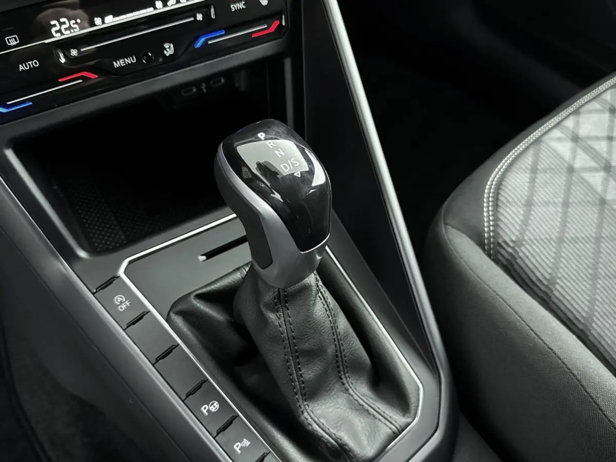 1.0 TSI R-Line Edition | 18 Inch Zwarte Velgen | Automaat | IQ.Light | Stoelverwarming | Parkeersensoren voor/achter | Adaptive cruise control | Apple carplay / android auto | Navigatie |