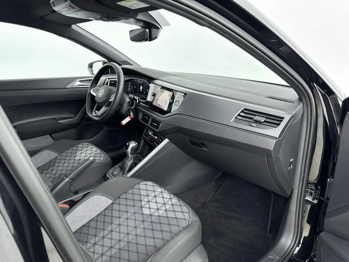 1.0 TSI R-Line Edition | 18 Inch Zwarte Velgen | Automaat | IQ.Light | Stoelverwarming | Parkeersensoren voor/achter | Adaptive cruise control | Apple carplay / android auto | Navigatie |