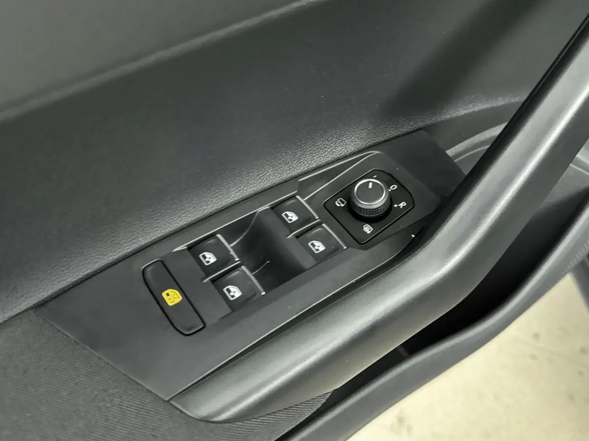 1.0 TSI R-Line Edition | 18 Inch Zwarte Velgen | Automaat | IQ.Light | Stoelverwarming | Parkeersensoren voor/achter | Adaptive cruise control | Apple carplay / android auto | Navigatie |