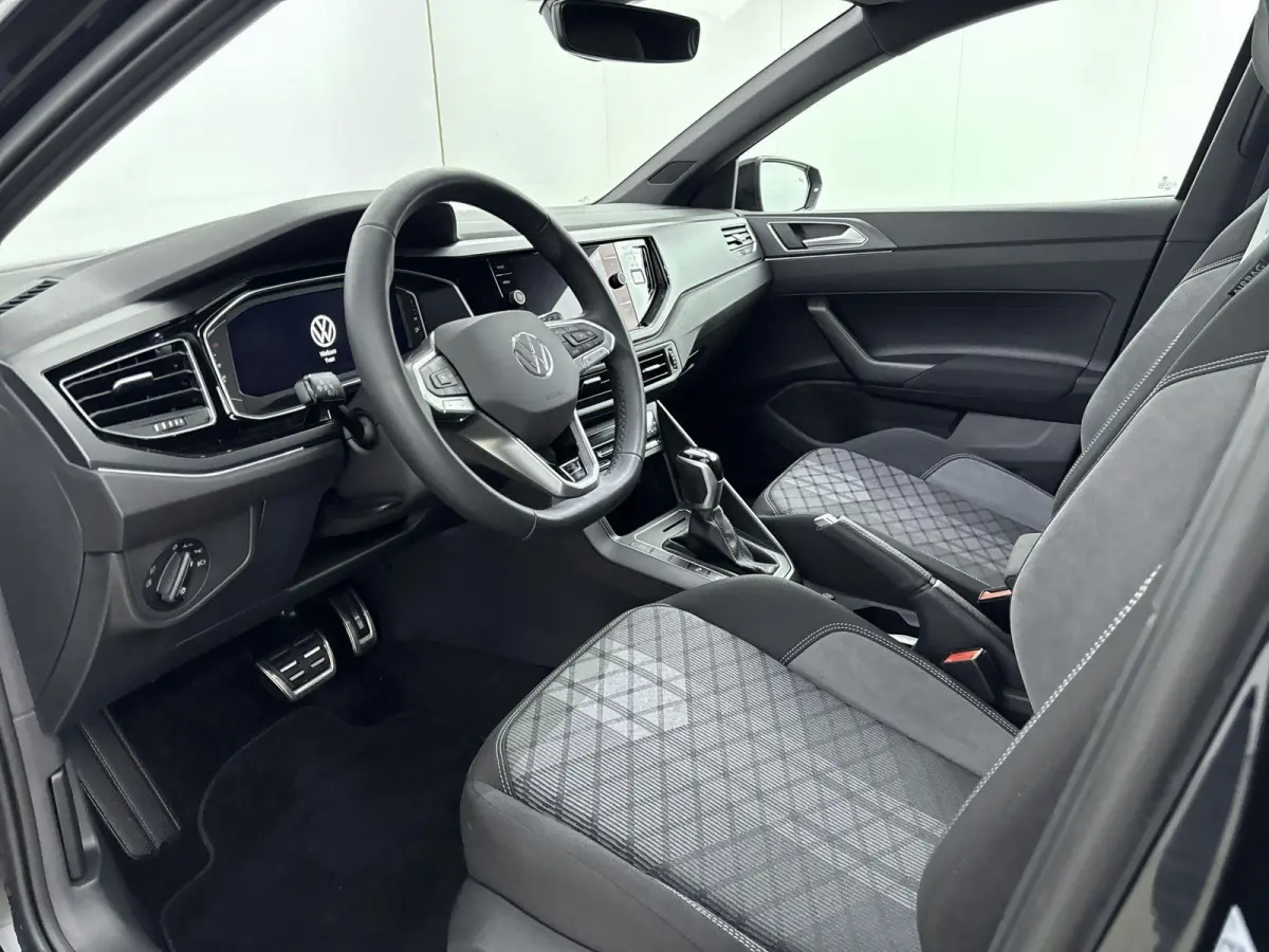 1.0 TSI R-Line Edition | 18 Inch Zwarte Velgen | Automaat | IQ.Light | Stoelverwarming | Parkeersensoren voor/achter | Adaptive cruise control | Apple carplay / android auto | Navigatie |