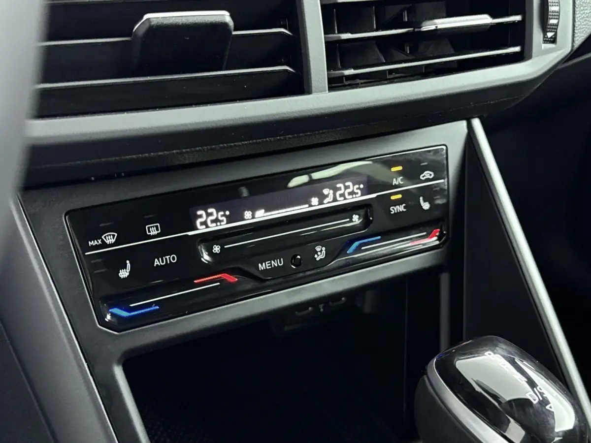 1.0 TSI R-Line Edition | 18 Inch Zwarte Velgen | Automaat | IQ.Light | Stoelverwarming | Parkeersensoren voor/achter | Adaptive cruise control | Apple carplay / android auto | Navigatie |