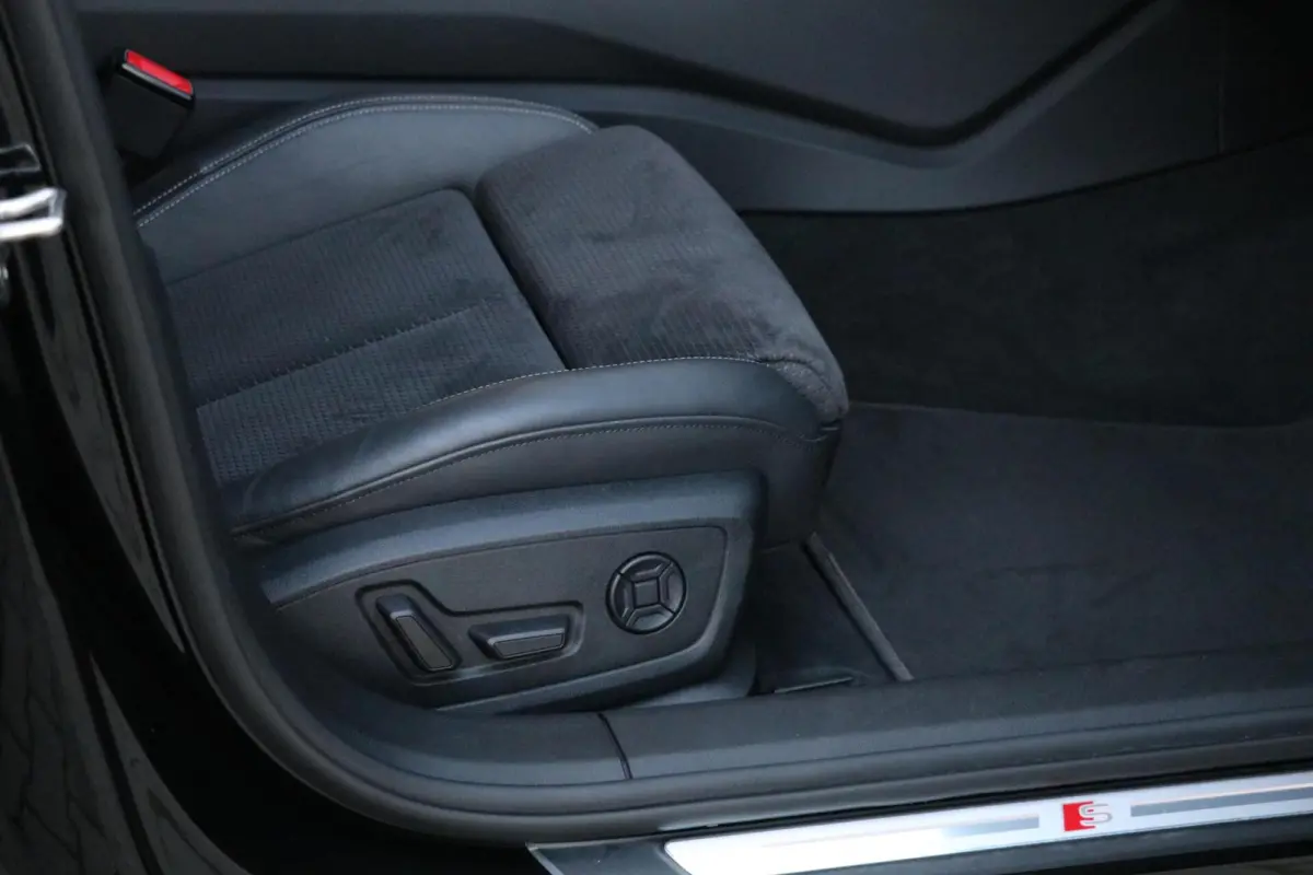 55 TFSI e quattro Competition AdaptiveCruise Panodak BlackOptik Stoelverw PrivacyGlass Camera AppleCarplay Sfeerverlicht Uitstraling! BJ2020
