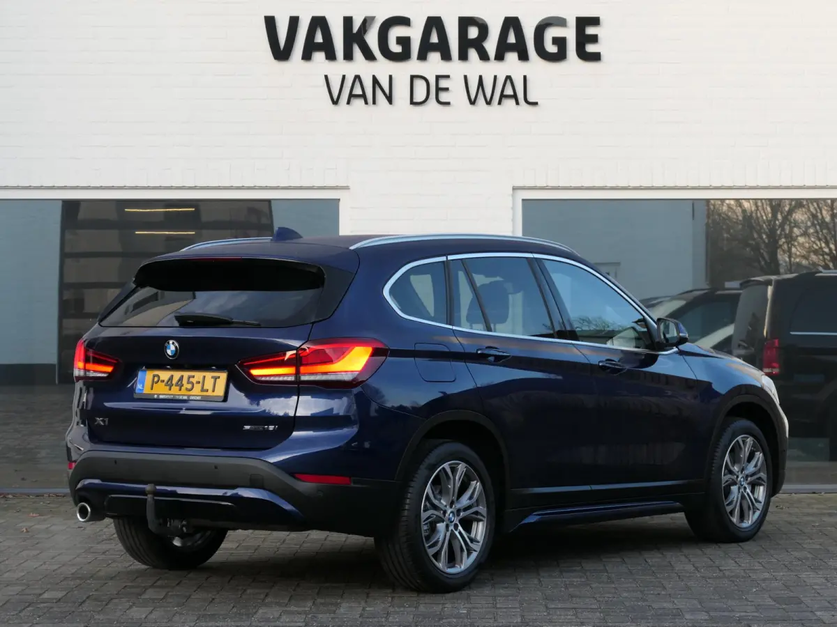 sDrive18i High Executive | Orange edition | Trekhaak | Achteruitrijcamera | Sport stoelen | LED | Elektrische achterklep | Stoelverwarming | Climate Control