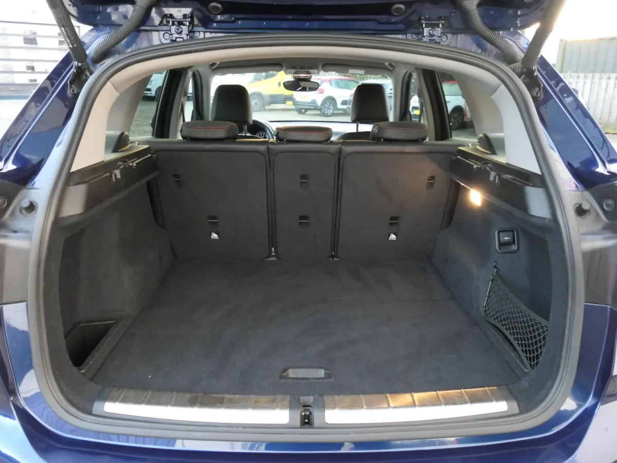 sDrive18i High Executive | Orange edition | Trekhaak | Achteruitrijcamera | Sport stoelen | LED | Elektrische achterklep | Stoelverwarming | Climate Control