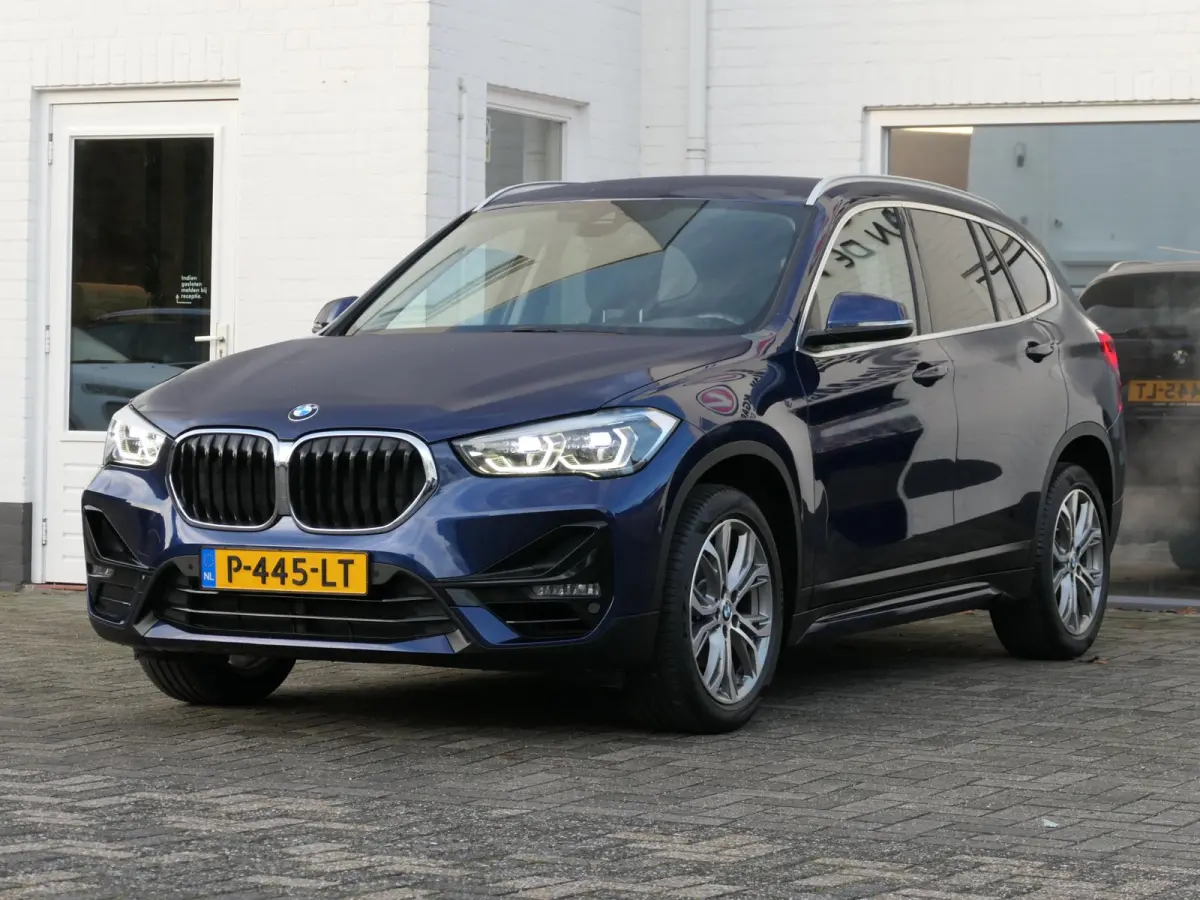 sDrive18i High Executive | Orange edition | Trekhaak | Achteruitrijcamera | Sport stoelen | LED | Elektrische achterklep | Stoelverwarming | Climate Control
