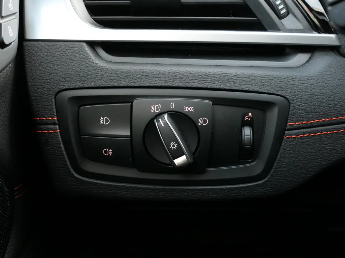 sDrive18i High Executive | Orange edition | Trekhaak | Achteruitrijcamera | Sport stoelen | LED | Elektrische achterklep | Stoelverwarming | Climate Control