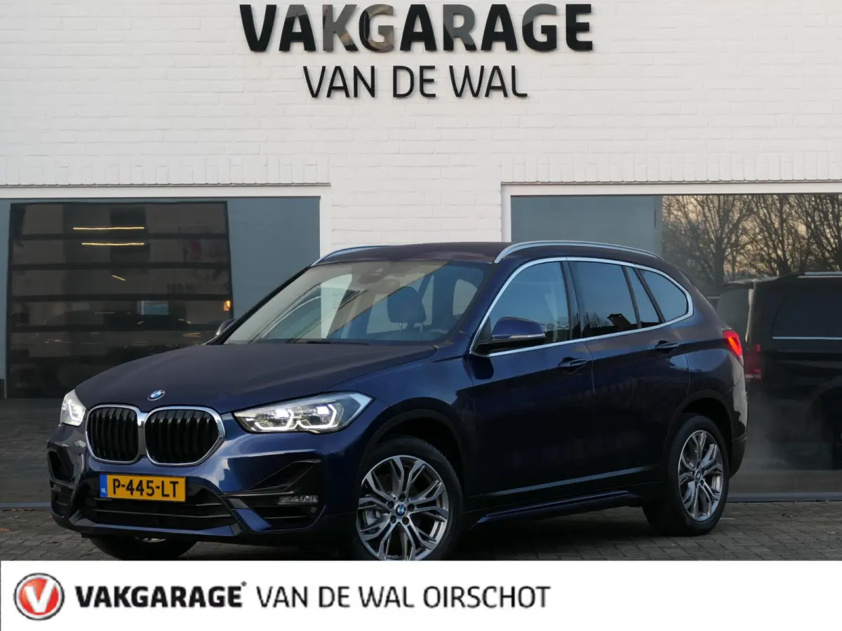 sDrive18i High Executive | Orange edition | Trekhaak | Achteruitrijcamera | Sport stoelen | LED | Elektrische achterklep | Stoelverwarming | Climate Control