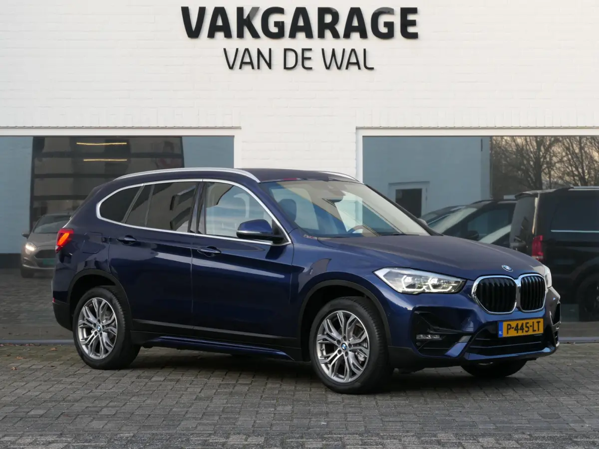 sDrive18i High Executive | Orange edition | Trekhaak | Achteruitrijcamera | Sport stoelen | LED | Elektrische achterklep | Stoelverwarming | Climate Control